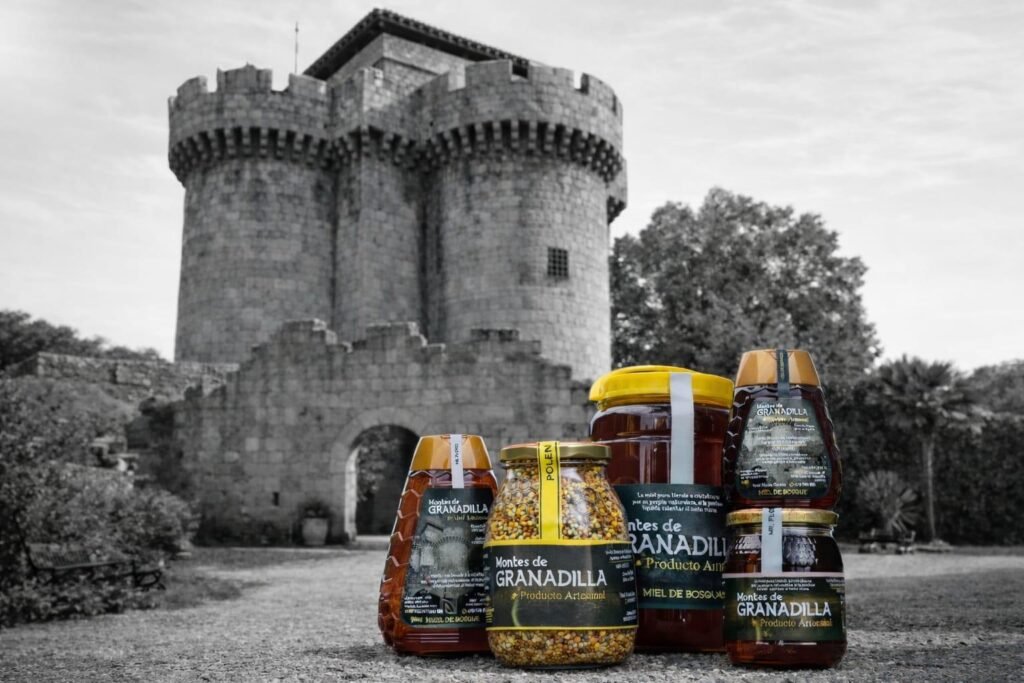 Tarros de miel artesana de Granadilla con el castillo de fondo